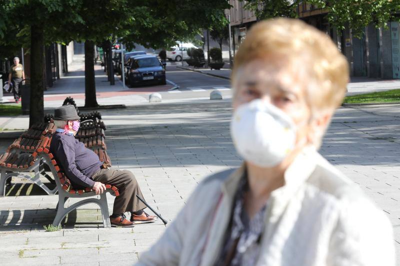 Las salidas de los asturianos para pasear o hacer deporte son algo más contenidas este domingo, aunque la afluencia sigue siendo importante en playas y parques. El control policial se intensifica en esta segunda jornada de libertad.