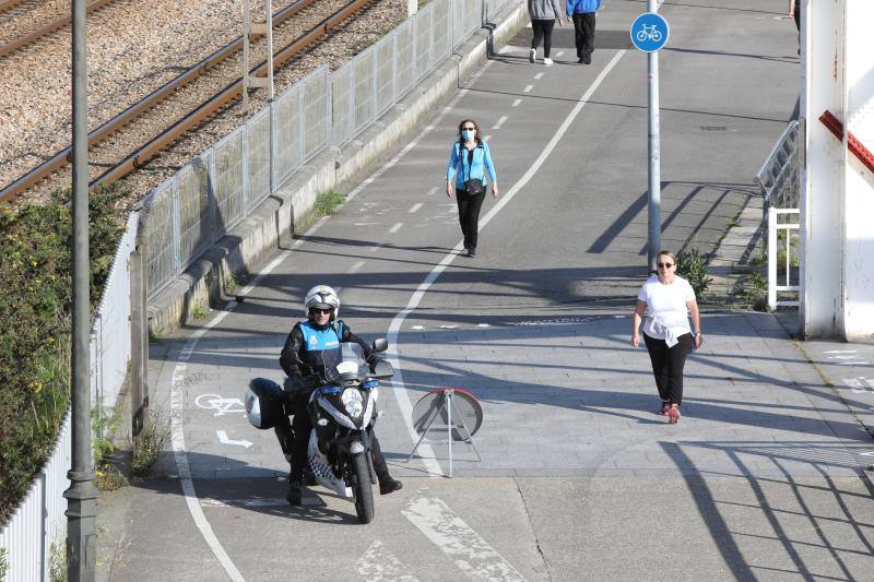 Las salidas de los asturianos para pasear o hacer deporte son algo más contenidas este domingo, aunque la afluencia sigue siendo importante en playas y parques. El control policial se intensifica en esta segunda jornada de libertad.