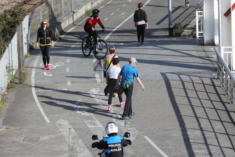 Las salidas de los asturianos para pasear o hacer deporte son algo más contenidas este domingo, aunque la afluencia sigue siendo importante en playas y parques. El control policial se intensifica en esta segunda jornada de libertad.