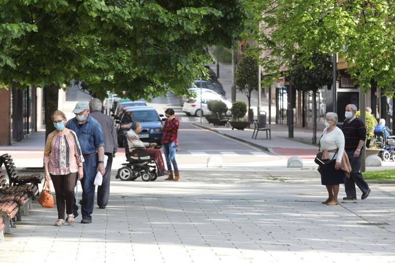 Las salidas de los asturianos para pasear o hacer deporte son algo más contenidas este domingo, aunque la afluencia sigue siendo importante en playas y parques. El control policial se intensifica en esta segunda jornada de libertad.