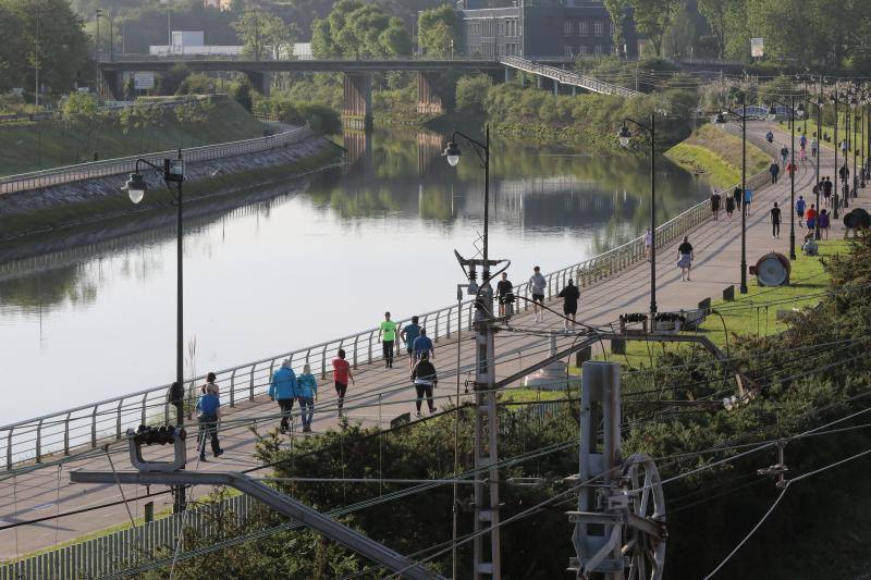 Las salidas de los asturianos para pasear o hacer deporte son algo más contenidas este domingo, aunque la afluencia sigue siendo importante en playas y parques. El control policial se intensifica en esta segunda jornada de libertad.