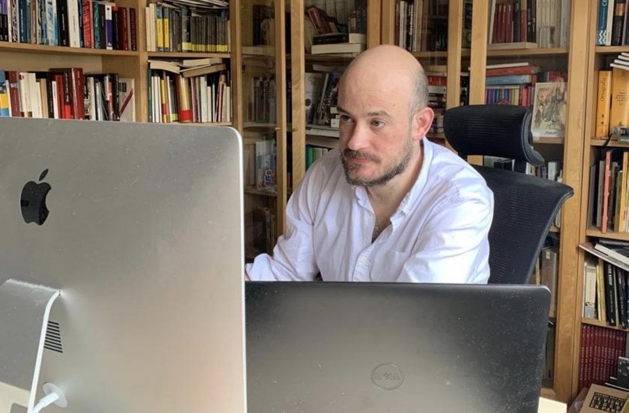 Miguel Barrero, delante del ordenador, en la biblioteca de su domicilio. Lleva confinado desde la primera quincena de marzo. 