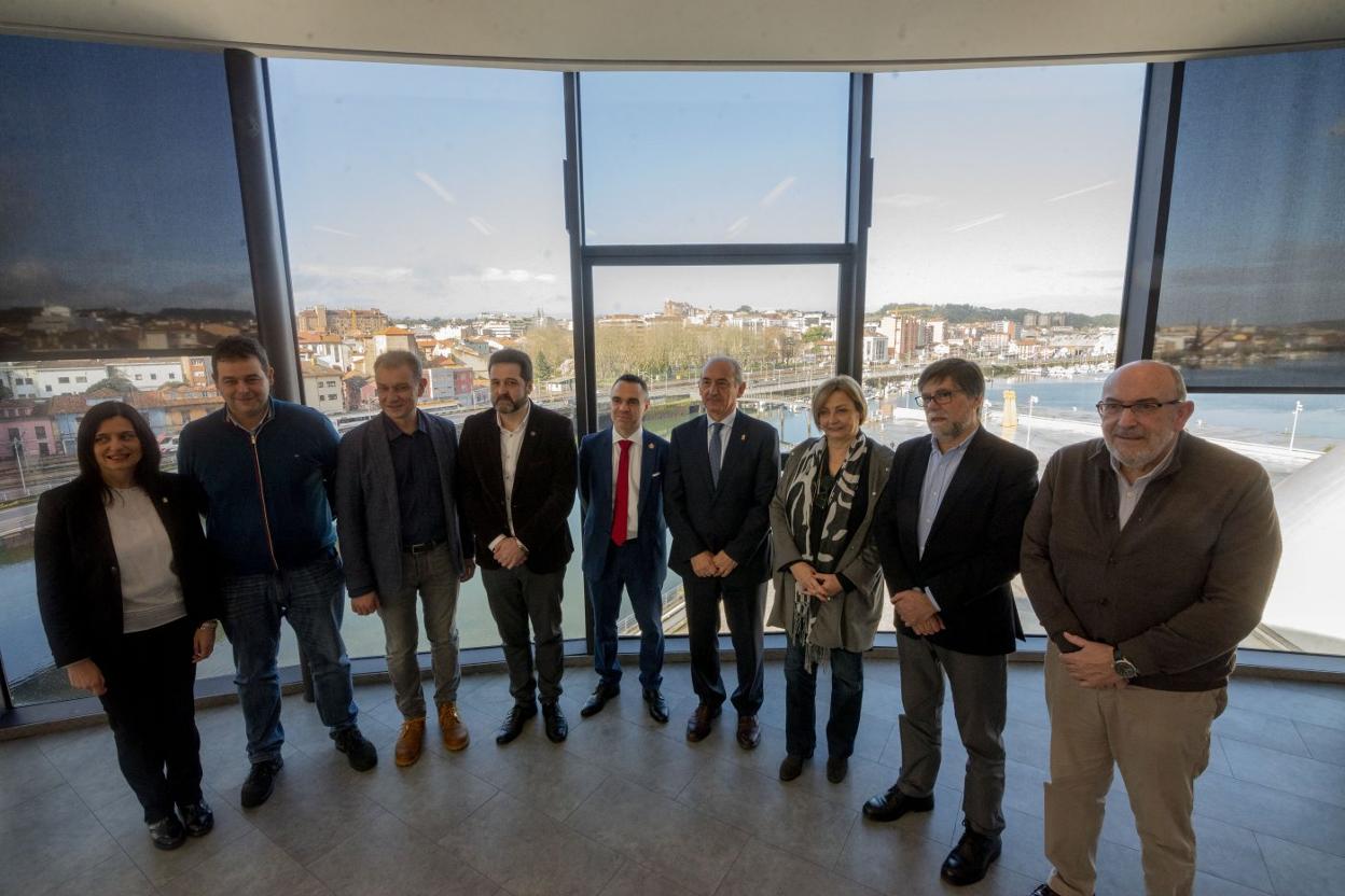 Integrantes de la Mesa por la Industria en el momento de su constitución. 