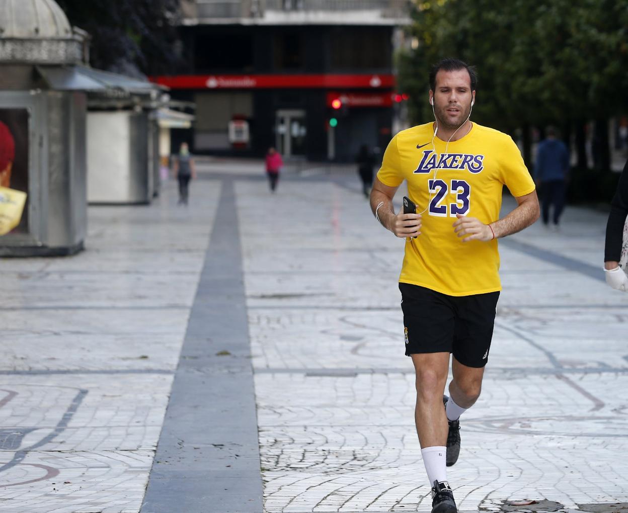 El delantero Ortuño corre por el campo de San Francisco. 