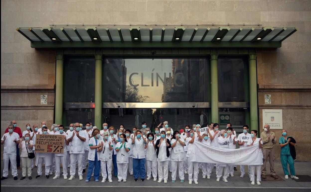 Sanitarios en la puerta del hospital Clínic de Barcelona. 