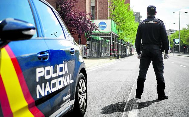 Imagen principal - Las fuerzas de seguridad han realizado más de 190.000 acciones por violencia de género durante el estado de alarma. | Detrás de esta puerta, E., de 78 años, fue asesinada por su marido, de 62, en Las Palmas de Gran Canaria. | La primera víctima mortal de la violencia machista en confinamiento vivía en Castellón y fue asesinada delante de sus hijos.