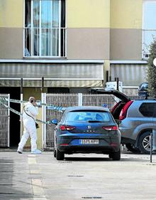 Imagen secundaria 2 - Las fuerzas de seguridad han realizado más de 190.000 acciones por violencia de género durante el estado de alarma. | Detrás de esta puerta, E., de 78 años, fue asesinada por su marido, de 62, en Las Palmas de Gran Canaria. | La primera víctima mortal de la violencia machista en confinamiento vivía en Castellón y fue asesinada delante de sus hijos.