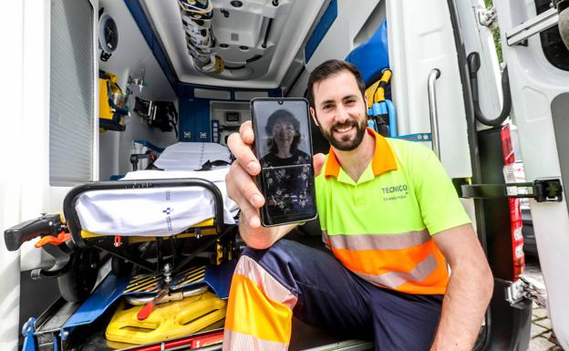 David Santiago, técnico de Transinsa, en la ambulancia con una foto de su madre, María del Carmen. marieta