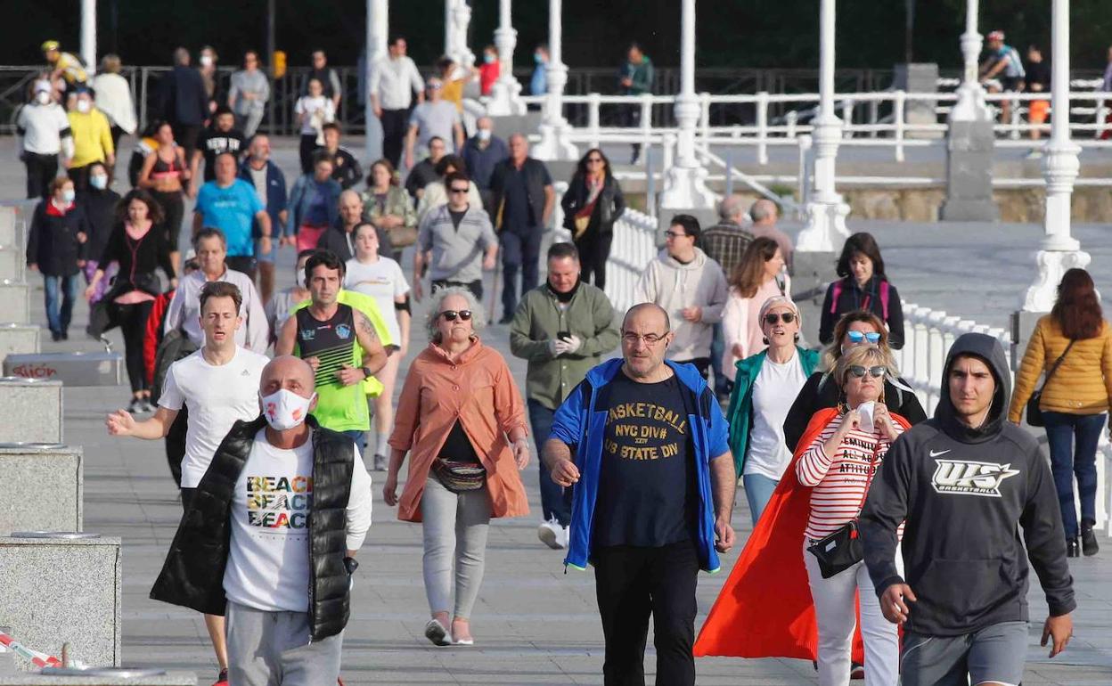 Gijón vivió ayer una jornada con temperaturas agradables que invitió a salir a la calle. 