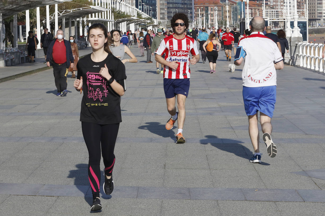 Las salidas de los asturianos para pasear o hacer deporte son algo más contenidas este domingo, aunque la afluencia sigue siendo importante en playas y parques. El control policial se intensifica en esta segunda jornada de libertad.