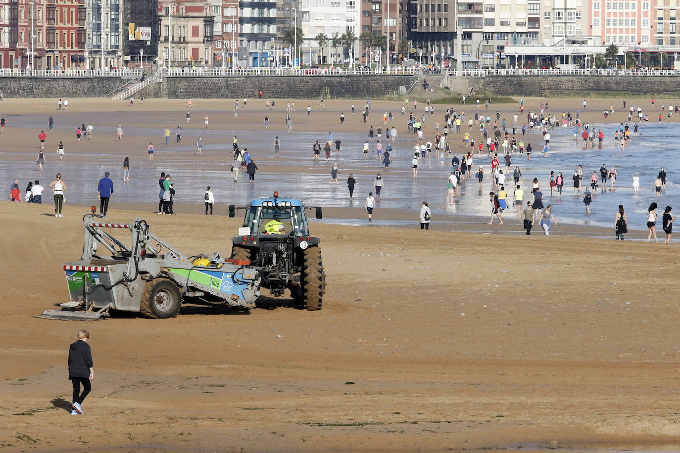 Las salidas de los asturianos para pasear o hacer deporte son algo más contenidas este domingo, aunque la afluencia sigue siendo importante en playas y parques. El control policial se intensifica en esta segunda jornada de libertad.