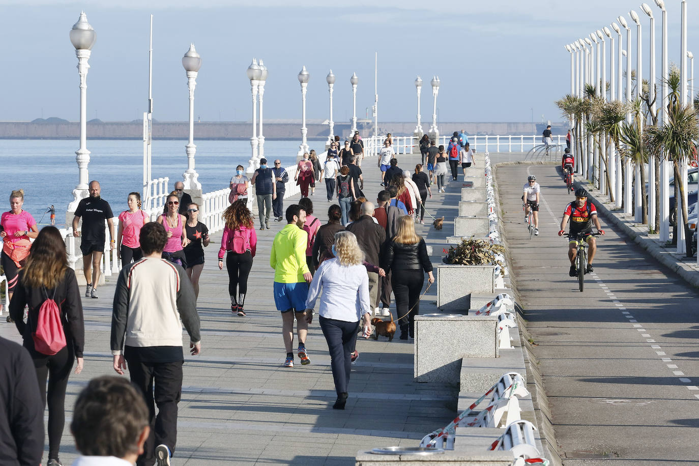 Las salidas de los asturianos para pasear o hacer deporte son algo más contenidas este domingo, aunque la afluencia sigue siendo importante en playas y parques. El control policial se intensifica en esta segunda jornada de libertad.