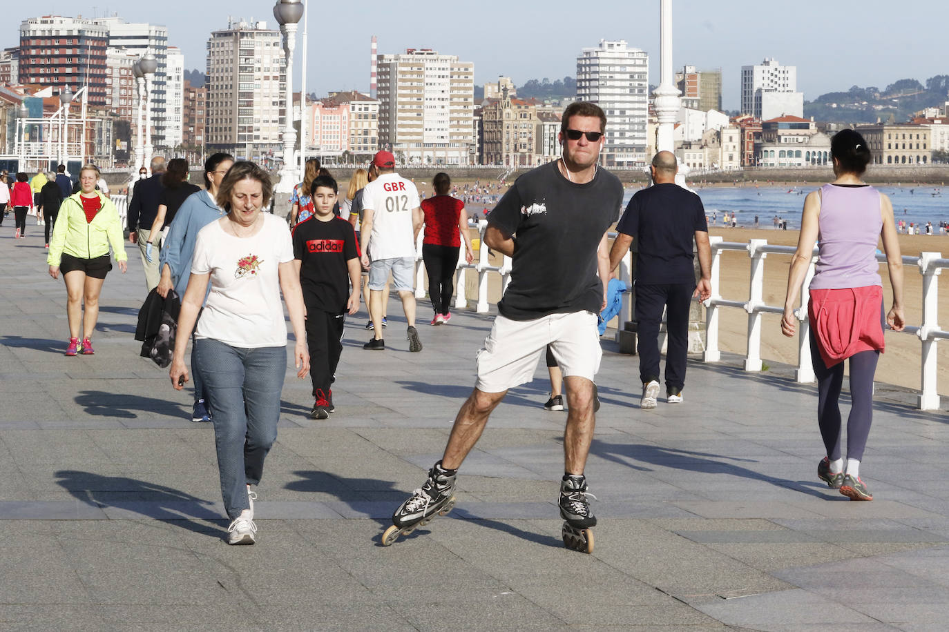 Las salidas de los asturianos para pasear o hacer deporte son algo más contenidas este domingo, aunque la afluencia sigue siendo importante en playas y parques. El control policial se intensifica en esta segunda jornada de libertad.