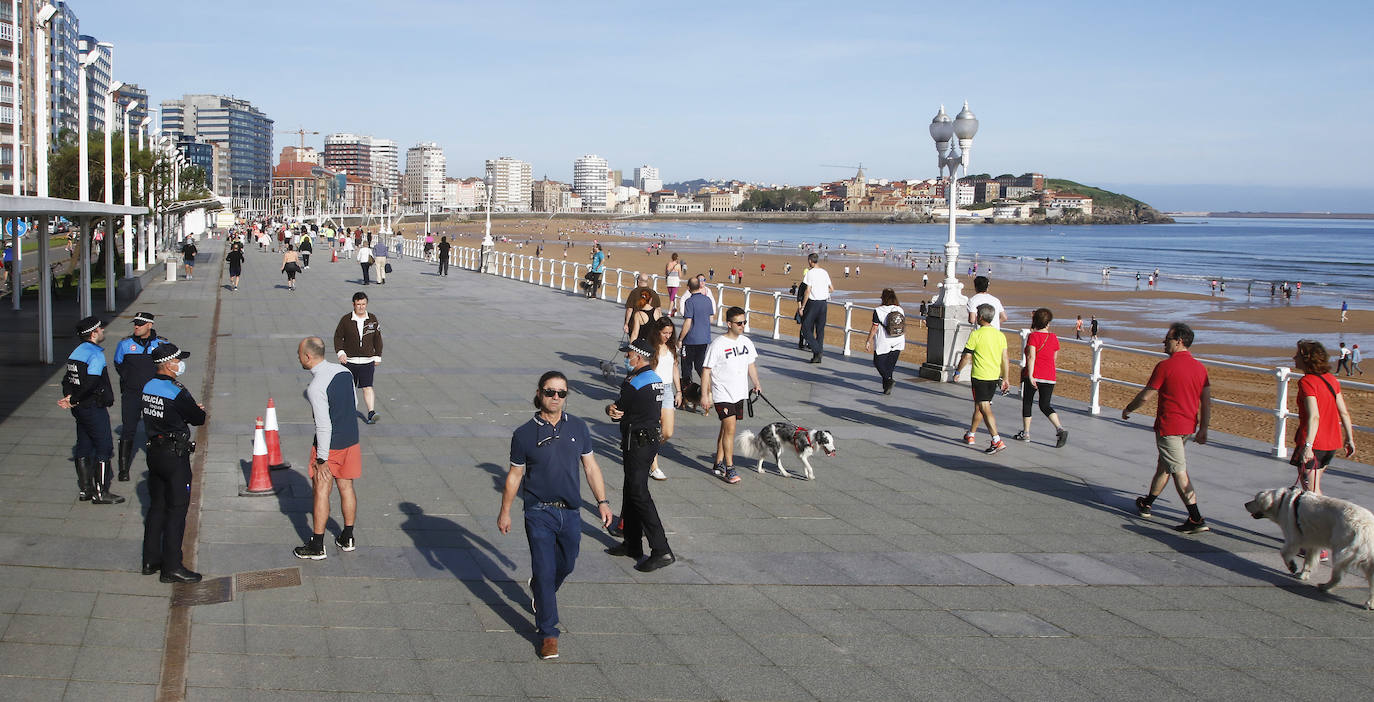 Las salidas de los asturianos para pasear o hacer deporte son algo más contenidas este domingo, aunque la afluencia sigue siendo importante en playas y parques. El control policial se intensifica en esta segunda jornada de libertad.