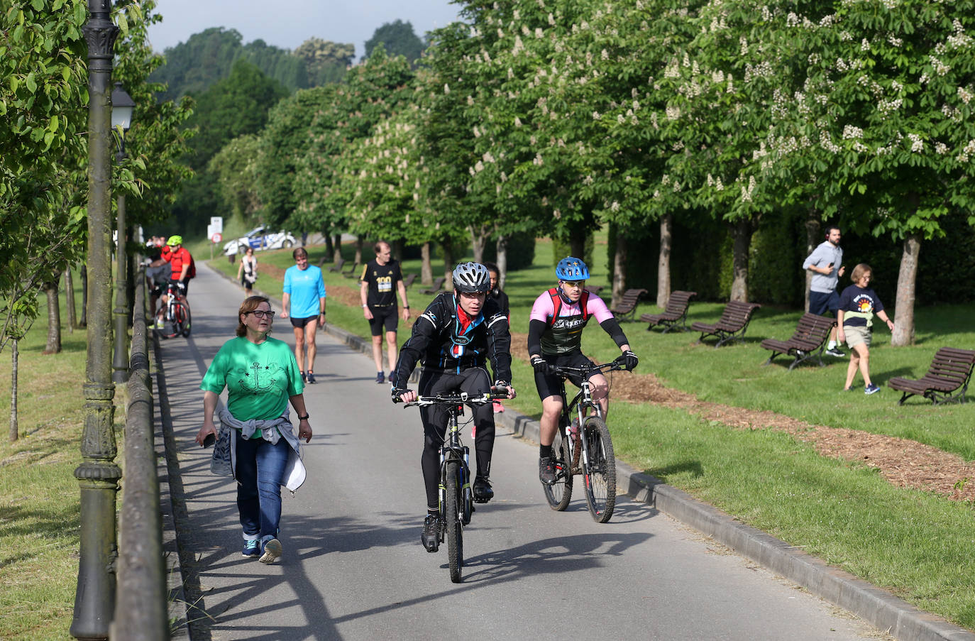 Las salidas de los asturianos para pasear o hacer deporte son algo más contenidas este domingo, aunque la afluencia sigue siendo importante en playas y parques. El control policial se intensifica en esta segunda jornada de libertad.