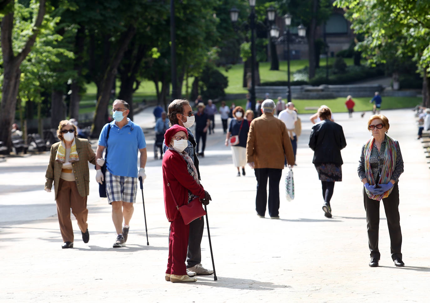Las salidas de los asturianos para pasear o hacer deporte son algo más contenidas este domingo, aunque la afluencia sigue siendo importante en playas y parques. El control policial se intensifica en esta segunda jornada de libertad.