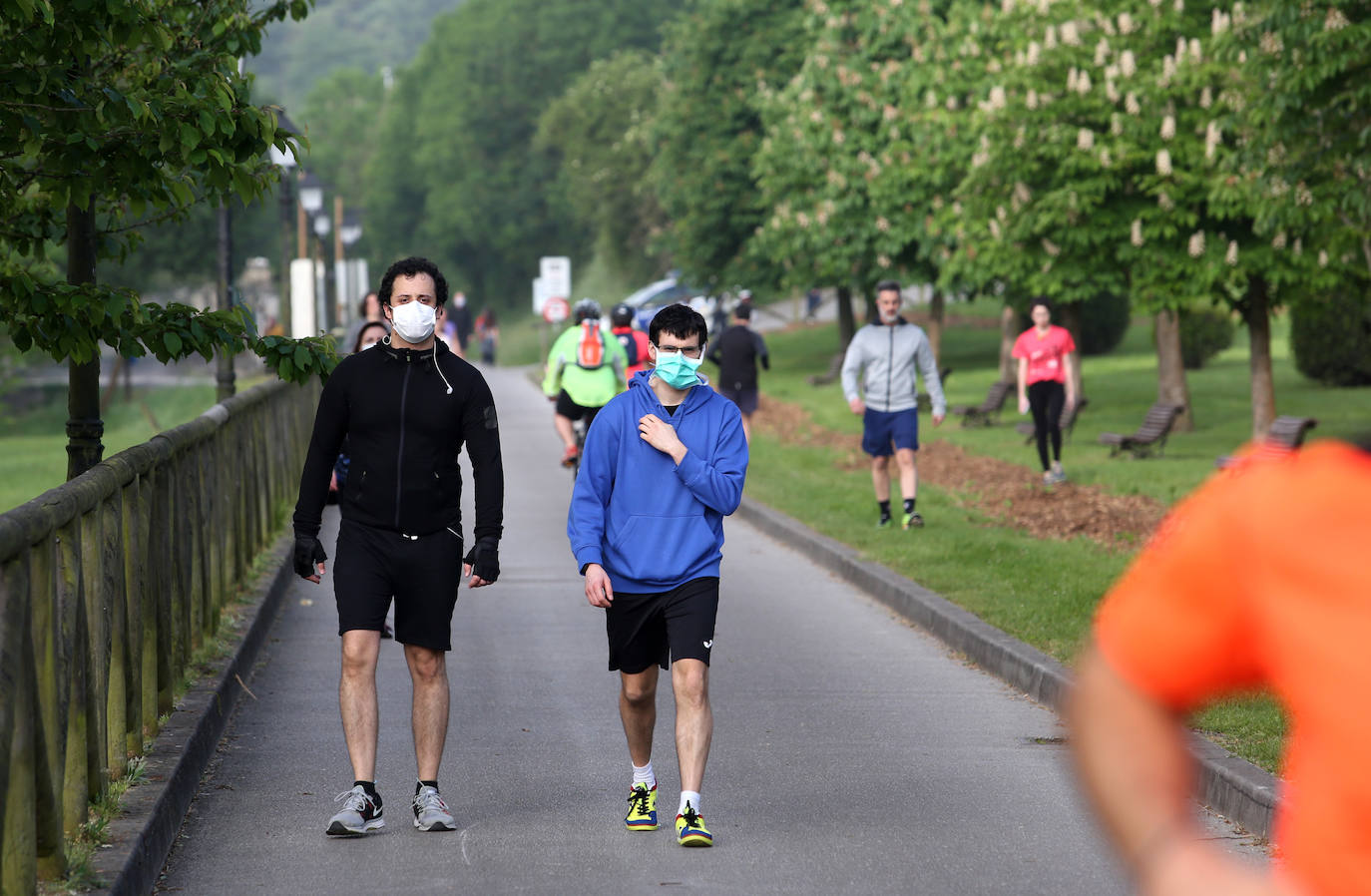 Las salidas de los asturianos para pasear o hacer deporte son algo más contenidas este domingo, aunque la afluencia sigue siendo importante en playas y parques. El control policial se intensifica en esta segunda jornada de libertad.