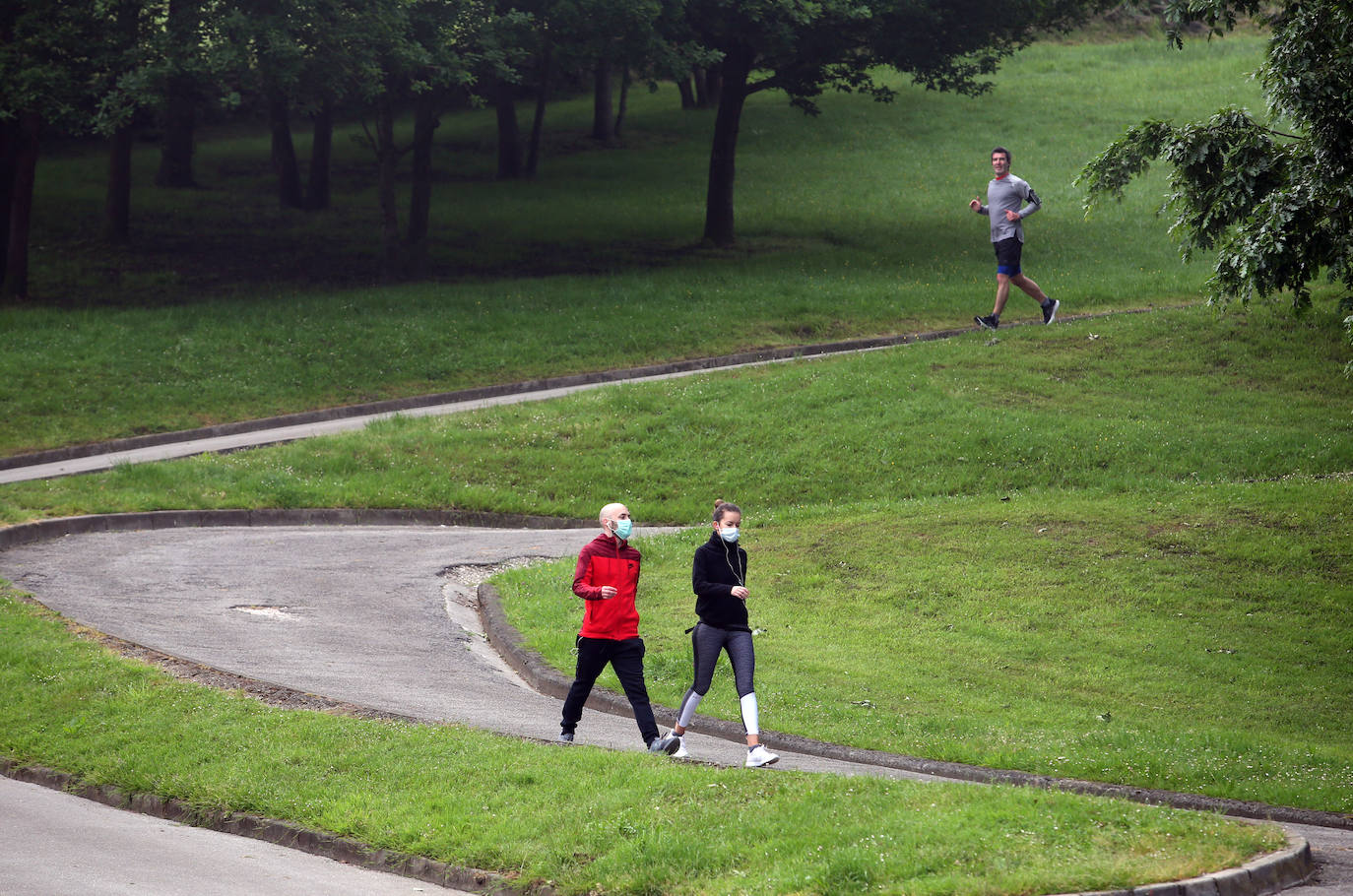 Las salidas de los asturianos para pasear o hacer deporte son algo más contenidas este domingo, aunque la afluencia sigue siendo importante en playas y parques. El control policial se intensifica en esta segunda jornada de libertad.
