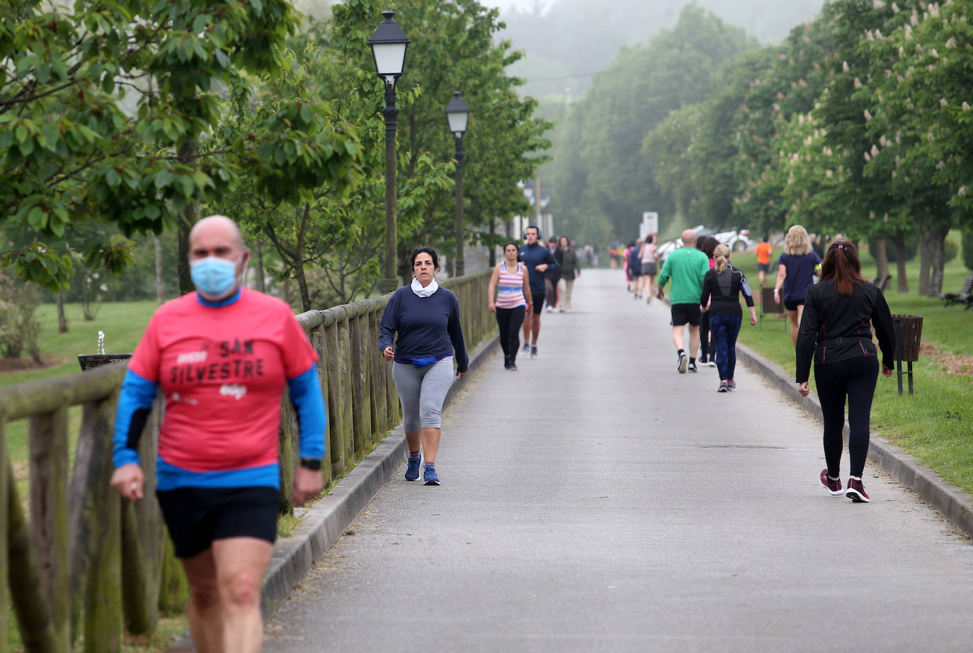 Las salidas de los asturianos para pasear o hacer deporte son algo más contenidas este domingo, aunque la afluencia sigue siendo importante en playas y parques. El control policial se intensifica en esta segunda jornada de libertad.