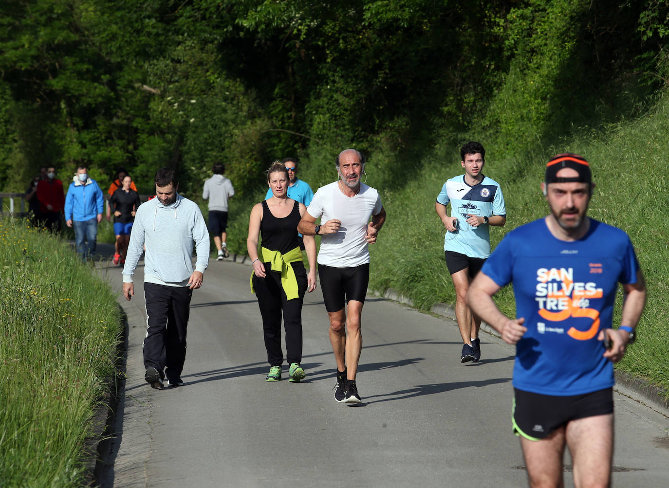 Las salidas de los asturianos para pasear o hacer deporte son algo más contenidas este domingo, aunque la afluencia sigue siendo importante en playas y parques. El control policial se intensifica en esta segunda jornada de libertad.