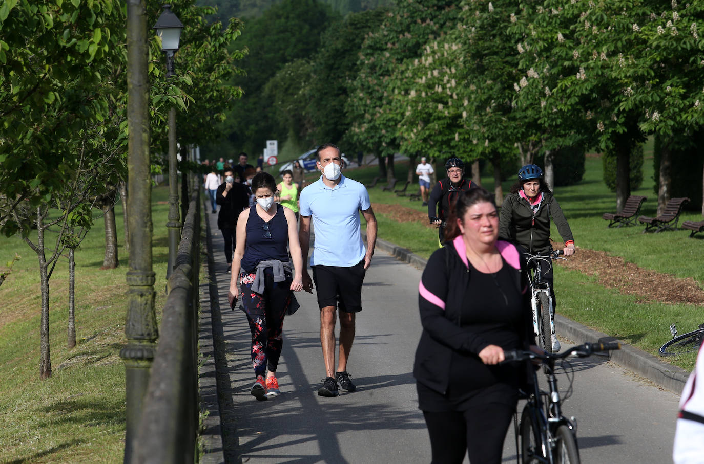 Las salidas de los asturianos para pasear o hacer deporte son algo más contenidas este domingo, aunque la afluencia sigue siendo importante en playas y parques. El control policial se intensifica en esta segunda jornada de libertad.