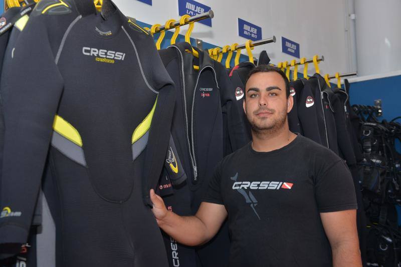 Las islas de La Gomera, La Graciosa, El Hierro, (Canarias) y Formentera (Baleares) han iniciado este lunes la fase 1 de la desescalada. Comercios, restaurantes y establecimientos hoteleros ya han podido reabrir después de 50 días de confinamiento por el coronavirus. Las restricciones no han impedido que las terrazas de los bares y las cafeterías vuelvan a ocuparse. 