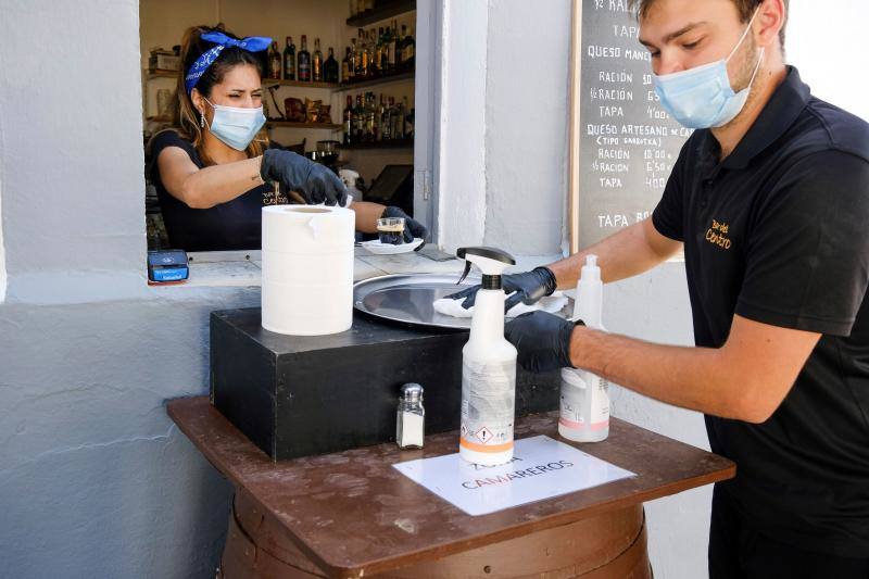 Las islas de La Gomera, La Graciosa, El Hierro, (Canarias) y Formentera (Baleares) han iniciado este lunes la fase 1 de la desescalada. Comercios, restaurantes y establecimientos hoteleros ya han podido reabrir después de 50 días de confinamiento por el coronavirus. Las restricciones no han impedido que las terrazas de los bares y las cafeterías vuelvan a ocuparse. 