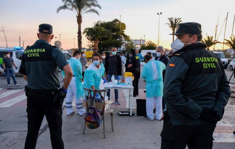 Las islas de La Gomera, La Graciosa, El Hierro, (Canarias) y Formentera (Baleares) han iniciado este lunes la fase 1 de la desescalada. Comercios, restaurantes y establecimientos hoteleros ya han podido reabrir después de 50 días de confinamiento por el coronavirus. Las restricciones no han impedido que las terrazas de los bares y las cafeterías vuelvan a ocuparse. En la imagen, realización de test rápidos en Ibiza a todos los pasajeros y transportistas de los dos ferrys a Formentera. 