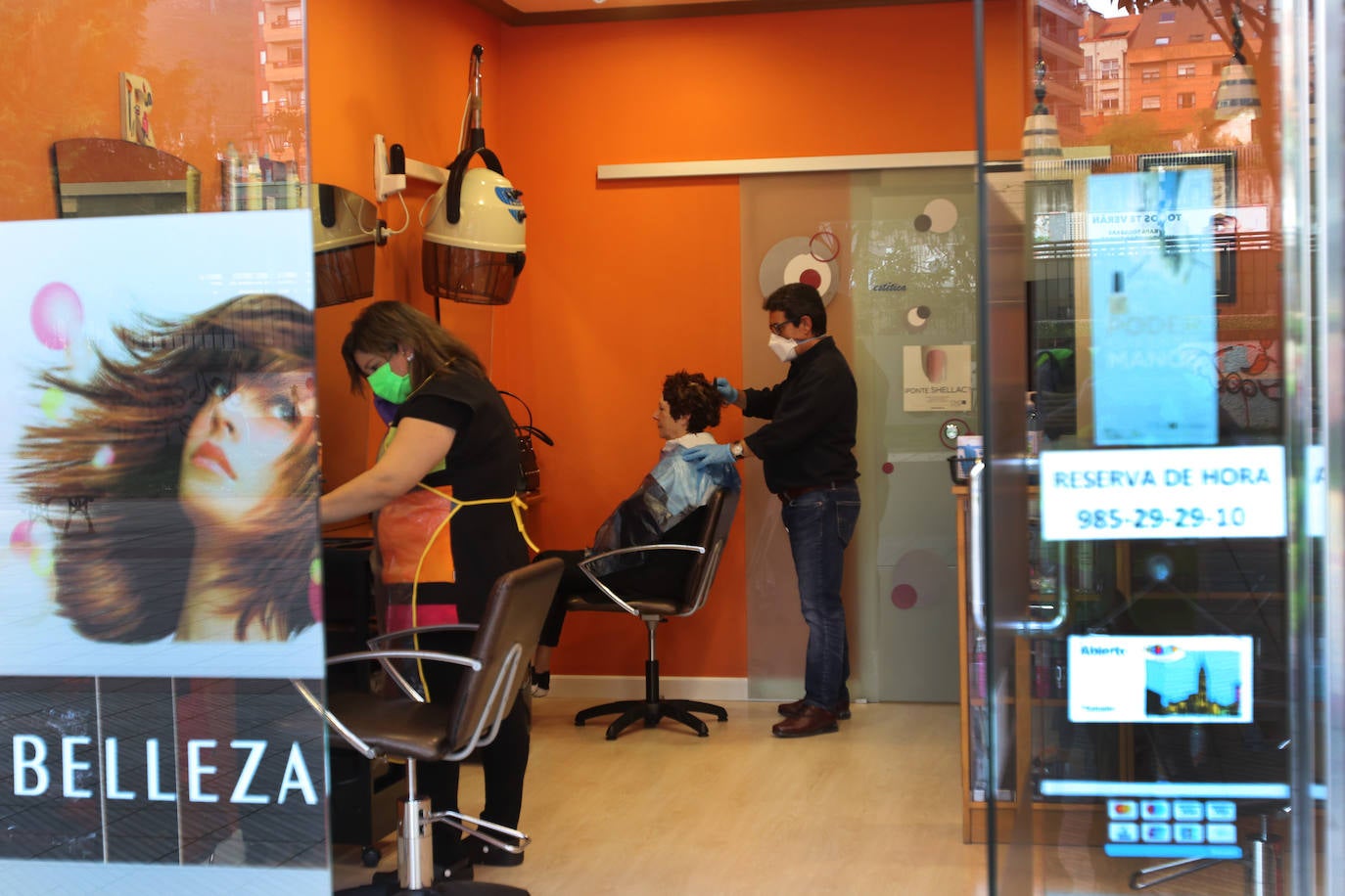 Después de cincuenta días de confinamiento por el coronavirus, Asturias ha llegado a la fase 0 de la desescalada. Desde este lunes comercios y peluquerías pueden reabrir, aunque con condiciones especiales para evitar aglomeraciones y prevenir el contagio del Covid-19. 