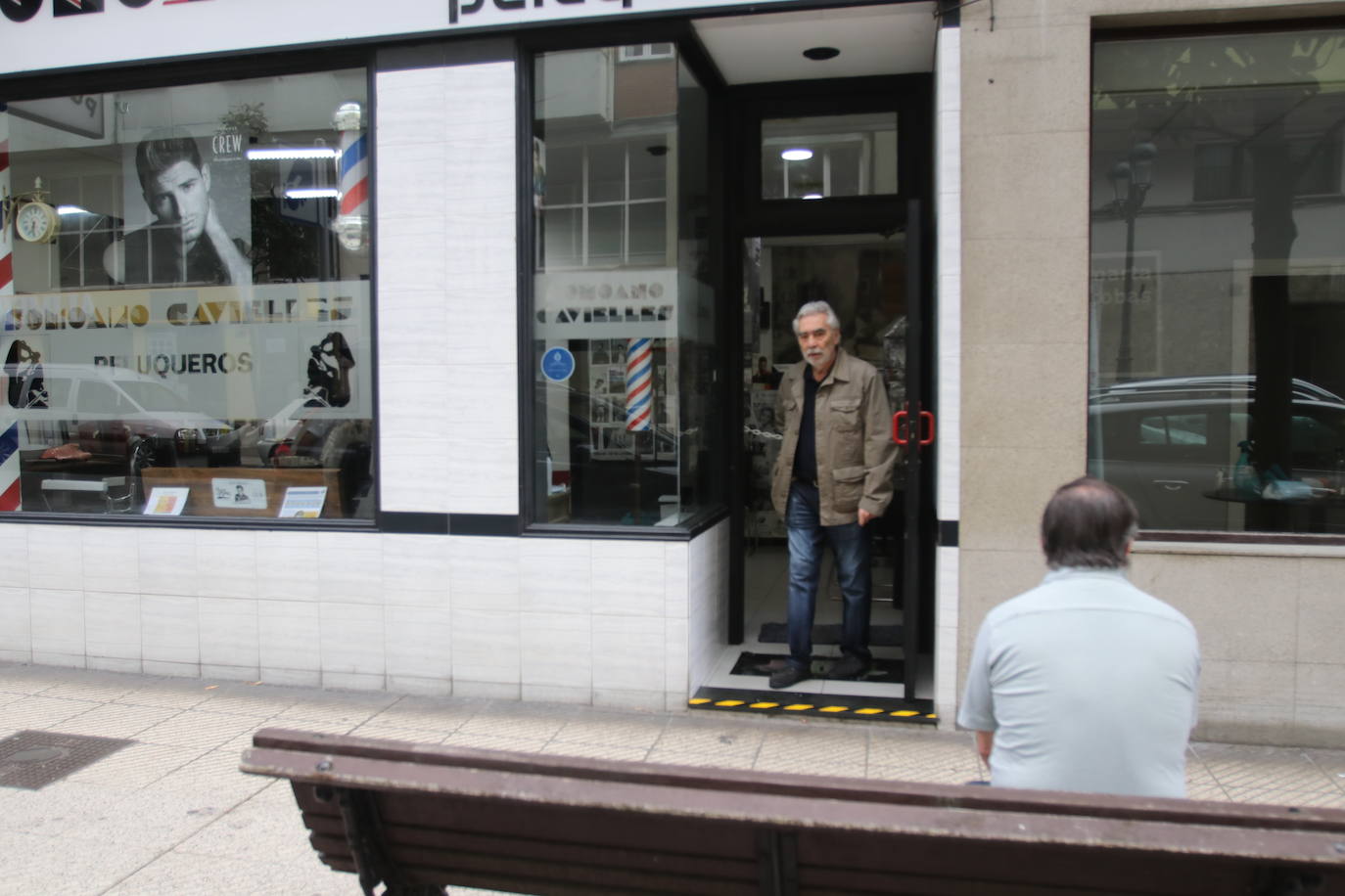 Después de cincuenta días de confinamiento por el coronavirus, Asturias ha llegado a la fase 0 de la desescalada. Desde este lunes comercios y peluquerías pueden reabrir, aunque con condiciones especiales para evitar aglomeraciones y prevenir el contagio del Covid-19. 