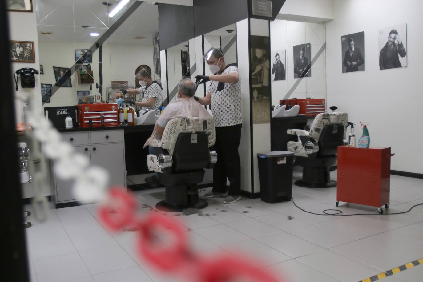 Después de cincuenta días de confinamiento por el coronavirus, Asturias ha llegado a la fase 0 de la desescalada. Desde este lunes comercios y peluquerías pueden reabrir, aunque con condiciones especiales para evitar aglomeraciones y prevenir el contagio del Covid-19. 