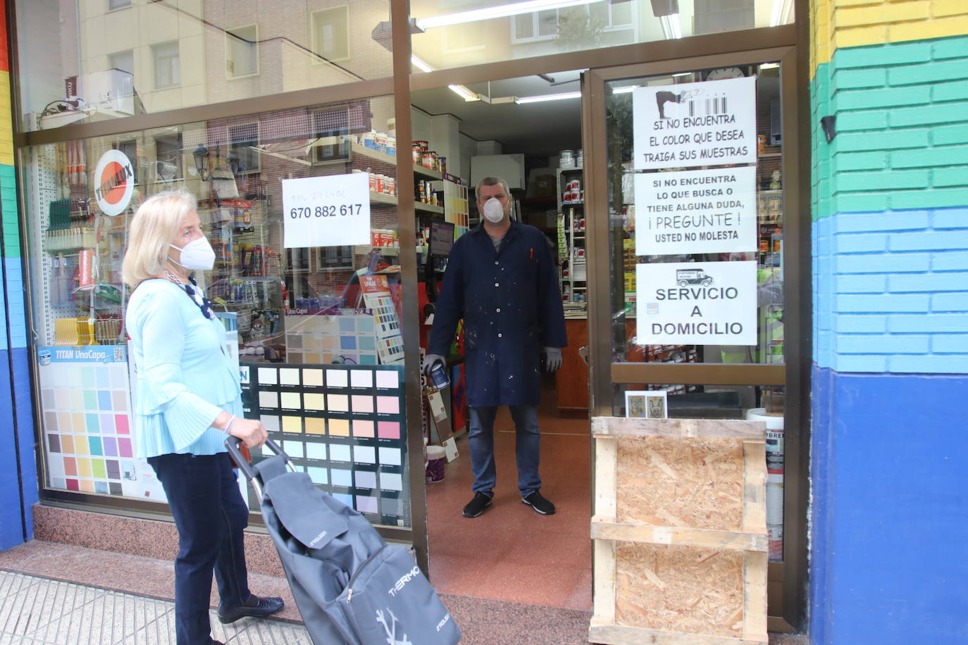 Después de cincuenta días de confinamiento por el coronavirus, Asturias ha llegado a la fase 0 de la desescalada. Desde este lunes comercios y peluquerías pueden reabrir, aunque con condiciones especiales para evitar aglomeraciones y prevenir el contagio del Covid-19. 