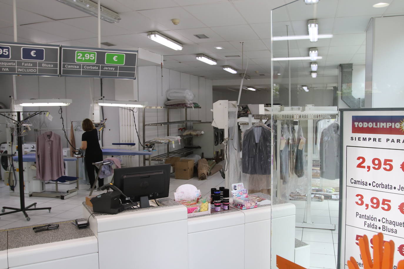 Después de cincuenta días de confinamiento por el coronavirus, Asturias ha llegado a la fase 0 de la desescalada. Desde este lunes comercios y peluquerías pueden reabrir, aunque con condiciones especiales para evitar aglomeraciones y prevenir el contagio del Covid-19. 