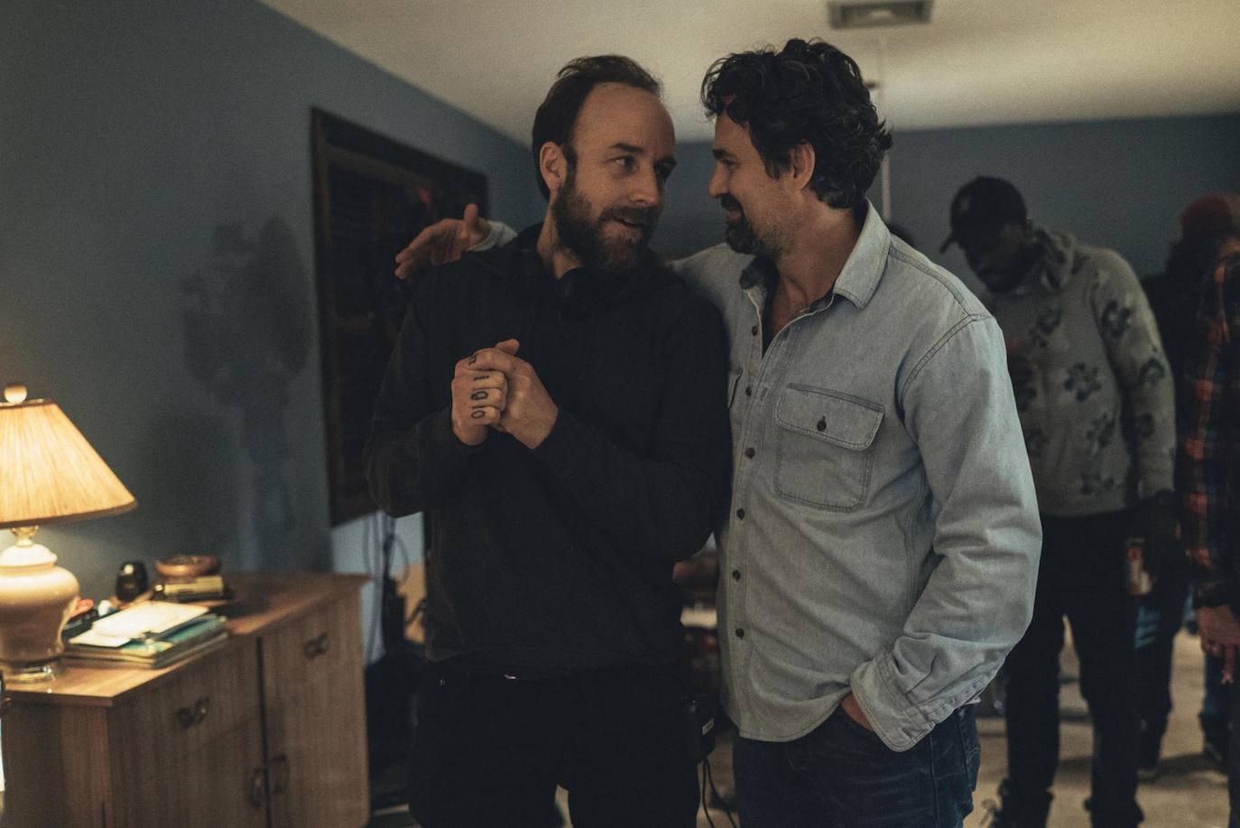 La innegable verdad. 11 de mayo, HBO. Dirigida por Derek Cianfrance y protagonizada por Mark Ruffalo, que da vida a los dos hermanos gemelos idénticos Dominick y Thomas Birdsey en una historia familiar que narra sus vidas paralelas con toques de épica, traición, sacrificio y perdón. La serie, ambientada en la ciudad ficticia de Three Rivers, Connecticut, muestra a Dominick y Thomas en diferentes etapas de sus vidas, comenzando en su presente a principios de la década de 1990 con los dos hermanos cercanos a la mediana edad, y alternando con los recuerdos de Dominick en su juventud e infancia.