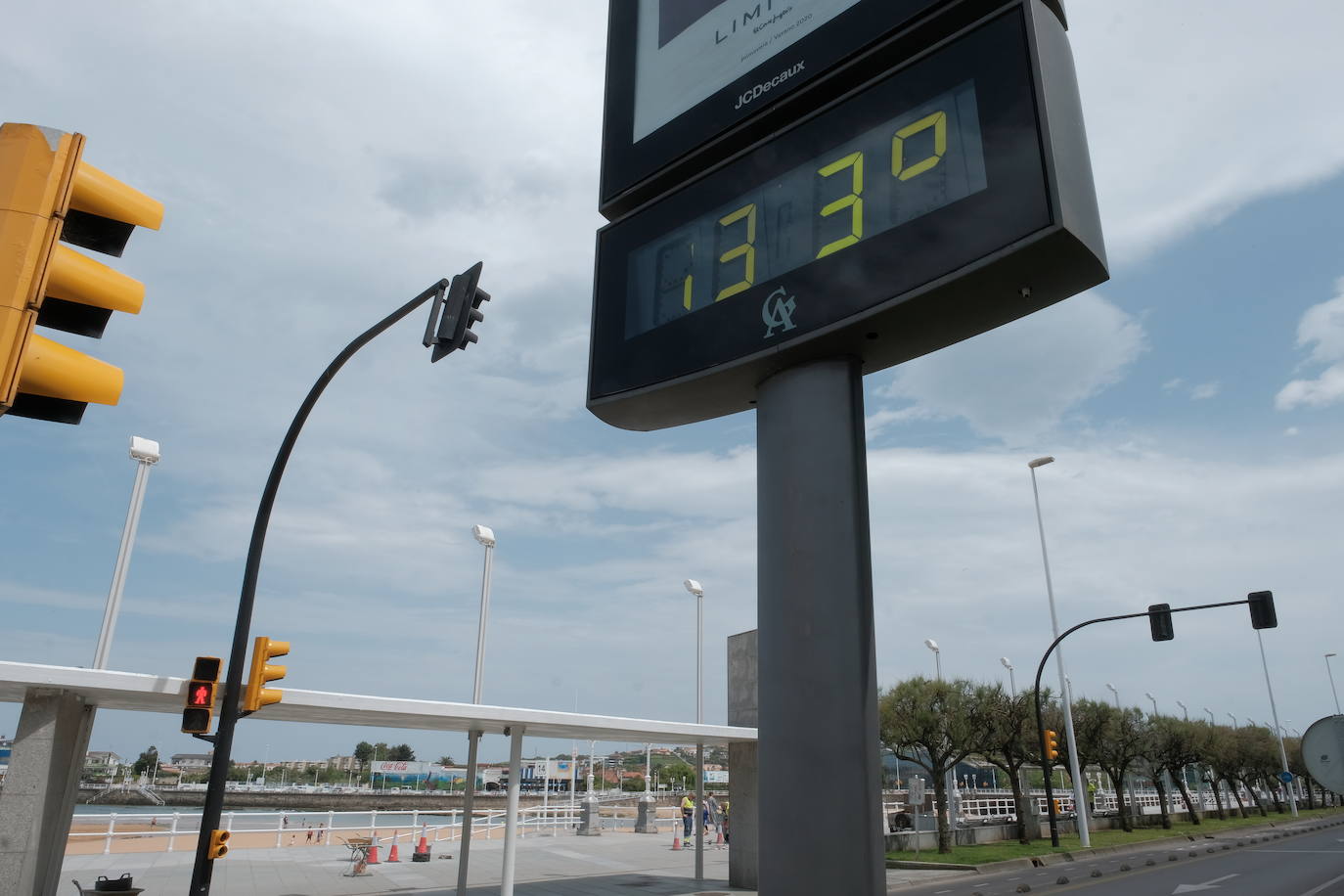 Con temperaturas más propias del verano que de la primavera, Asturias vive una jornada del estado de alarma con las peluquerías y pequeños comercios abiertos en su camino hacia la 'nueva normalidad'