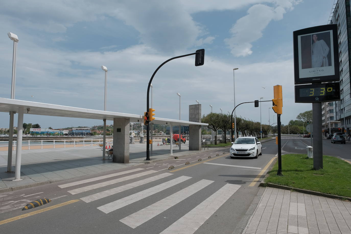 Con temperaturas más propias del verano que de la primavera, Asturias vive una jornada del estado de alarma con las peluquerías y pequeños comercios abiertos en su camino hacia la 'nueva normalidad'