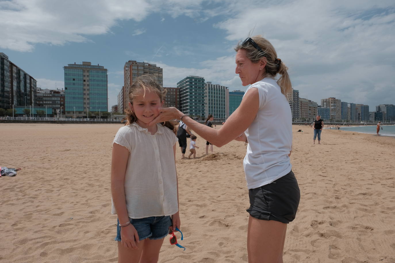 Con temperaturas más propias del verano que de la primavera, Asturias vive una jornada del estado de alarma con las peluquerías y pequeños comercios abiertos en su camino hacia la 'nueva normalidad'