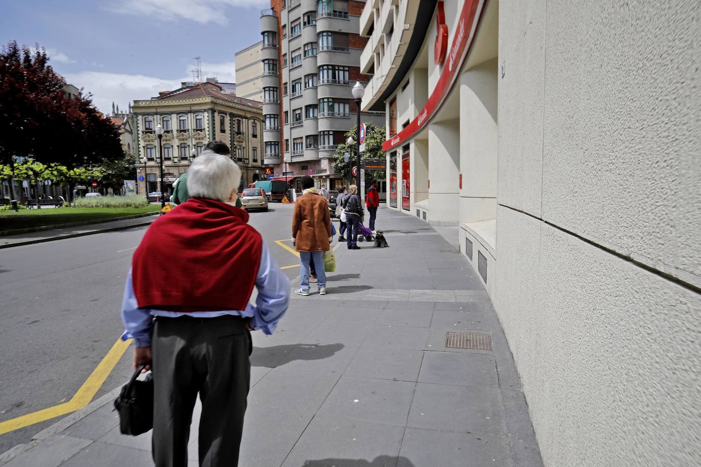 Con temperaturas más propias del verano que de la primavera, Asturias vive una jornada del estado de alarma con las peluquerías y pequeños comercios abiertos en su camino hacia la 'nueva normalidad'