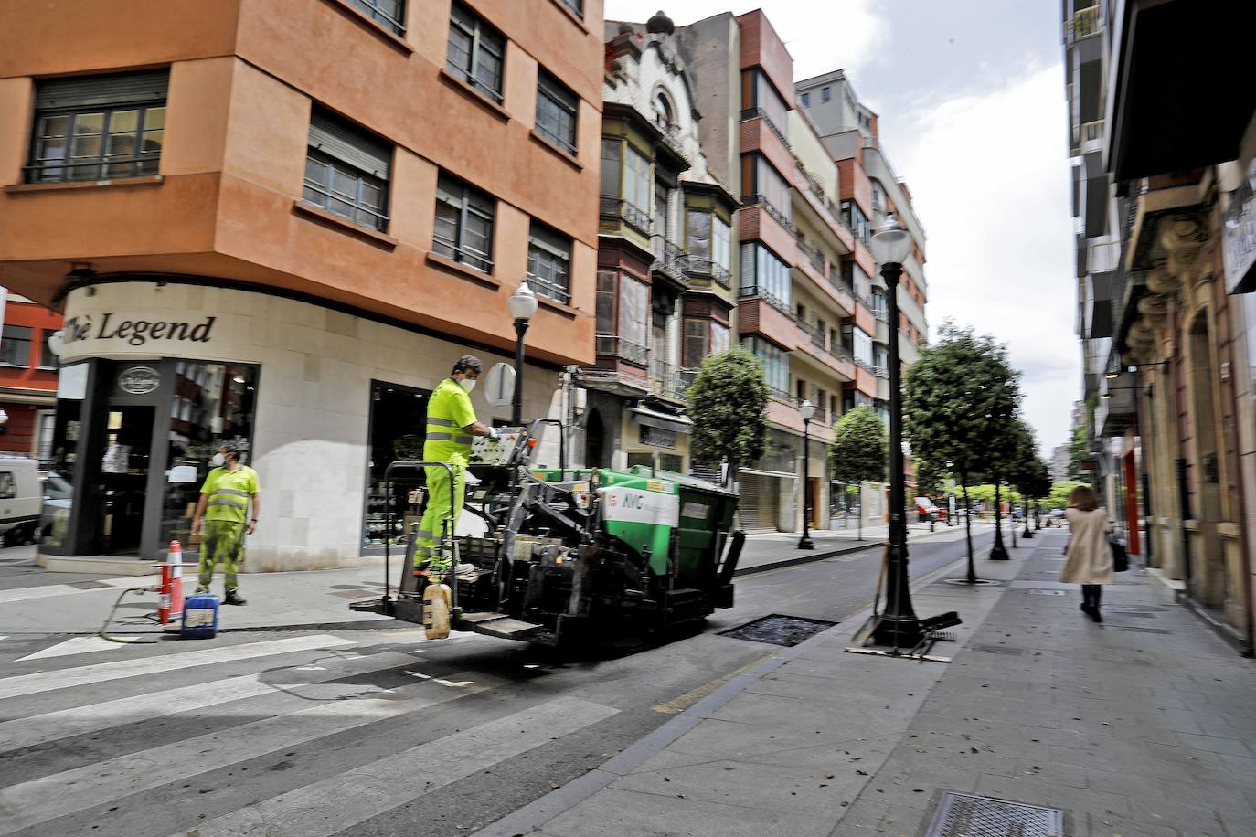 Con temperaturas más propias del verano que de la primavera, Asturias vive una jornada del estado de alarma con las peluquerías y pequeños comercios abiertos en su camino hacia la 'nueva normalidad'
