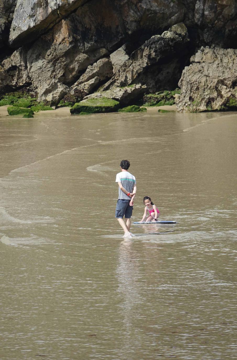 Con temperaturas más propias del verano que de la primavera, Asturias vive una jornada del estado de alarma con las peluquerías y pequeños comercios abiertos en su camino hacia la 'nueva normalidad'