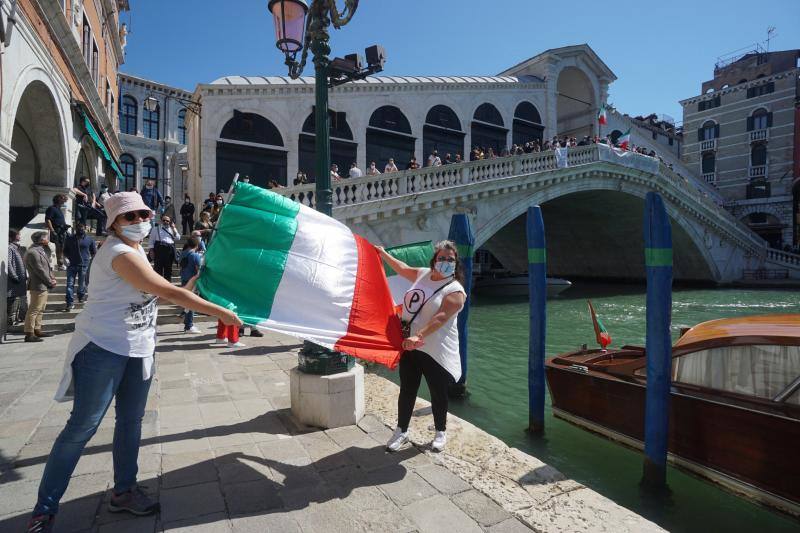 Centenares de manifestantes recorrieron las calles de Venecia para mostrar su desacuerdo con la fase dos del desconfinamiento adoptada por el Gobierno italiano.