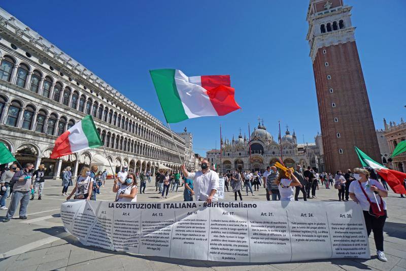 Centenares de manifestantes recorrieron las calles de Venecia para mostrar su desacuerdo con la fase dos del desconfinamiento adoptada por el Gobierno italiano.