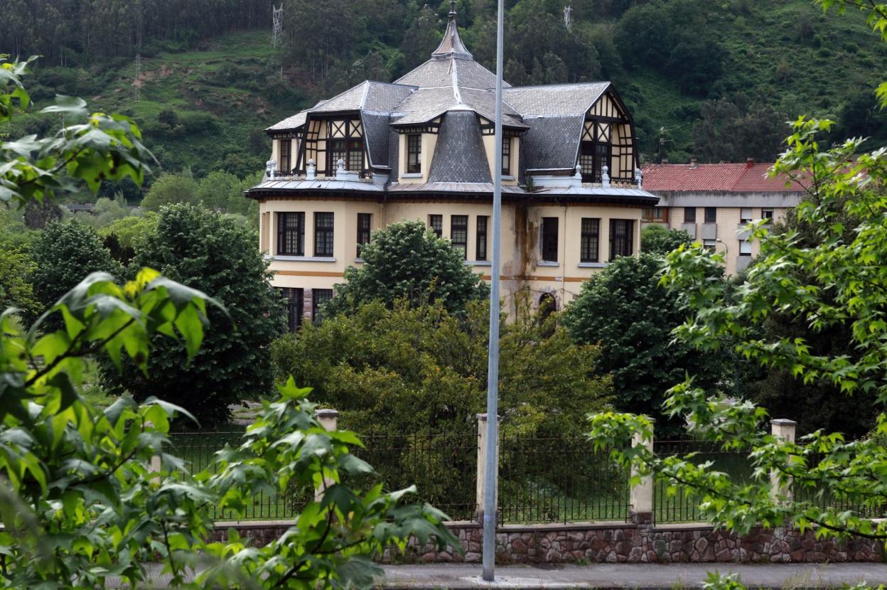 Finca en la que se encuentra el chalé de los Figaredo, sin actividad desde hace varios años. 