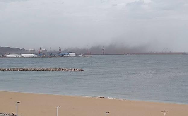 Fuertes rachas de viento provocan una nube de polvo de carbón en El Musel