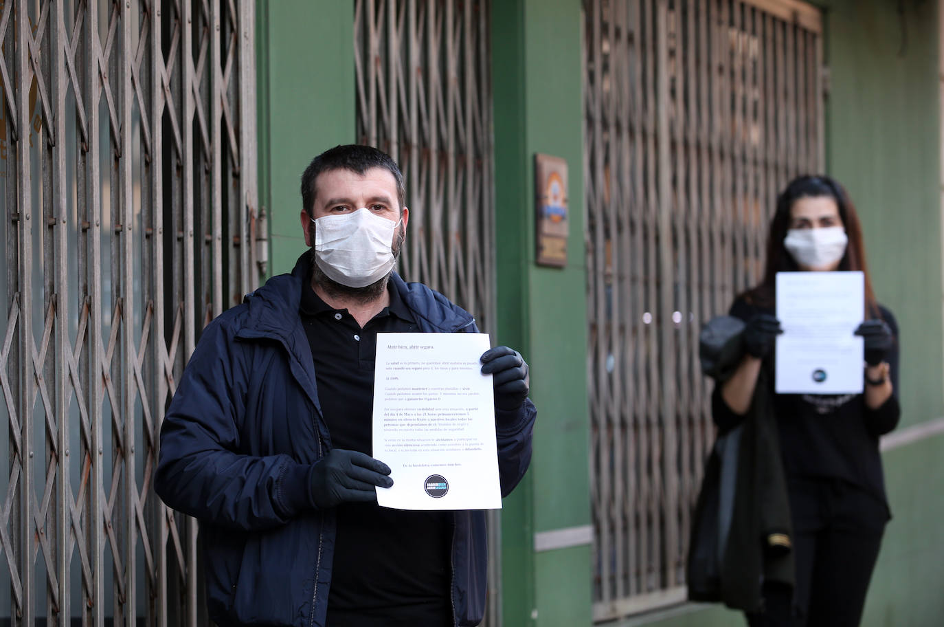 Los hosteleros salieron a la puerta de sus negocios vestidos de negro para rechazar las limitaciones a su trabajo impuestas desde el Gobierno central.