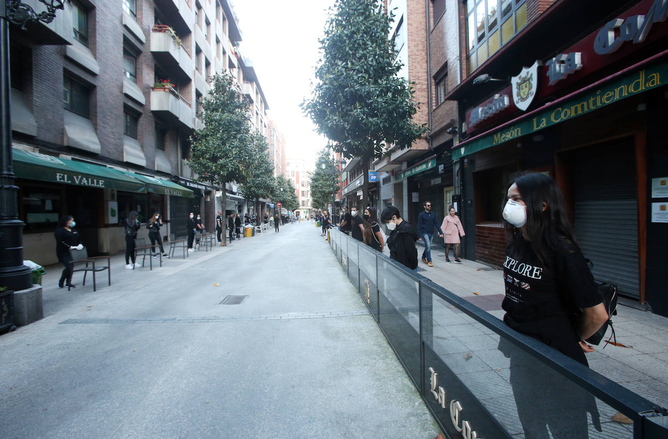 Los hosteleros salieron a la puerta de sus negocios vestidos de negro para rechazar las limitaciones a su trabajo impuestas desde el Gobierno central.