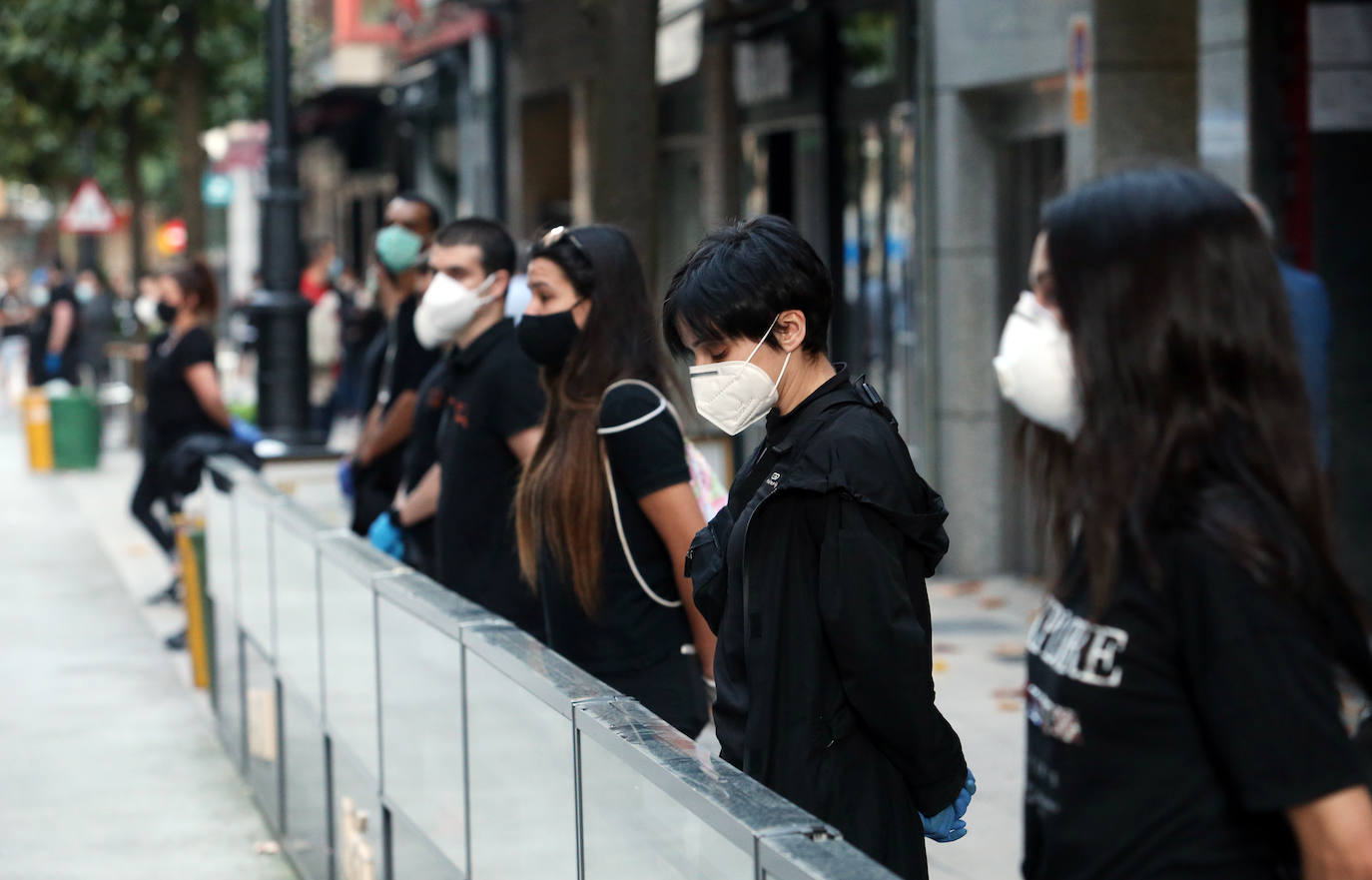 Los hosteleros salieron a la puerta de sus negocios vestidos de negro para rechazar las limitaciones a su trabajo impuestas desde el Gobierno central.