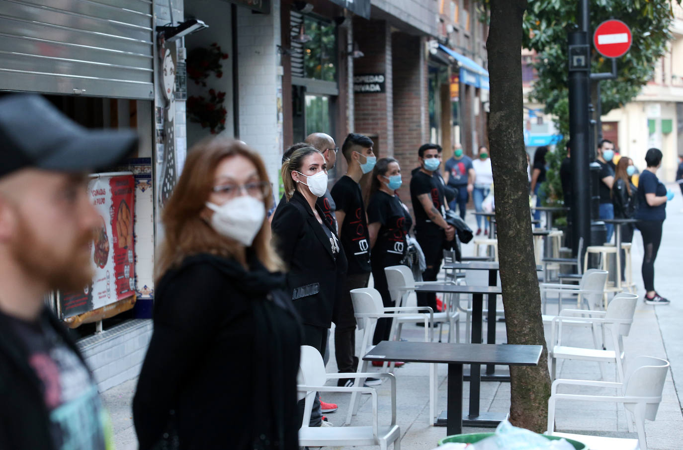 Los hosteleros salieron a la puerta de sus negocios vestidos de negro para rechazar las limitaciones a su trabajo impuestas desde el Gobierno central.