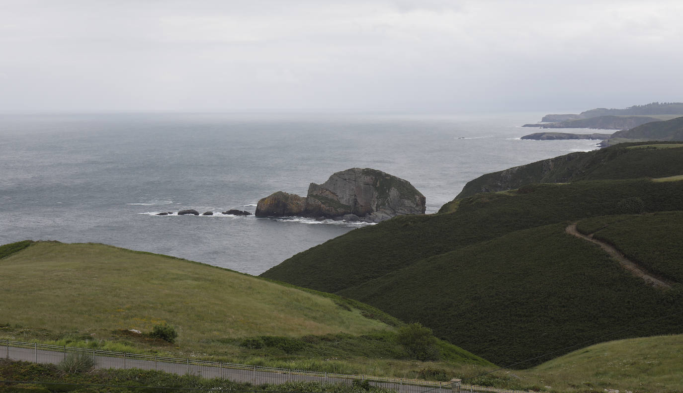 El cabo de Peñas es el cabo más septentrional de Asturias. La geografía, geología, flora y fauna hacen del Cabo Peñas uno de los lugares más singulares de la costa asturiana.