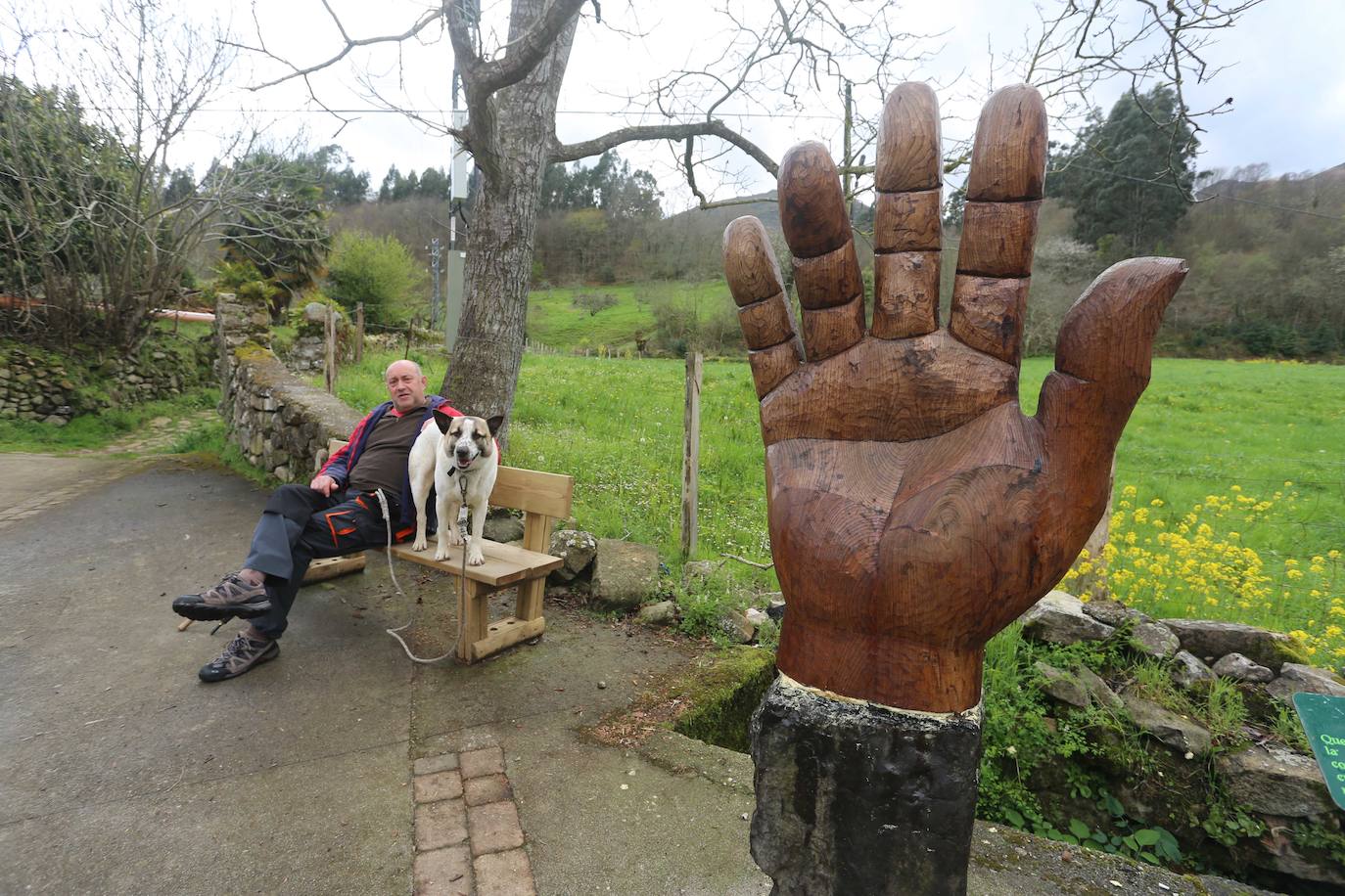 El Camín Encantau es una ruta sencilla que sorprende con unas hermosas vistas del Valle de Ardisana (en Llanes). Puedes pasear entre seres mitológicos y conocer mejor en qué consisten sus mitos y leyendas.